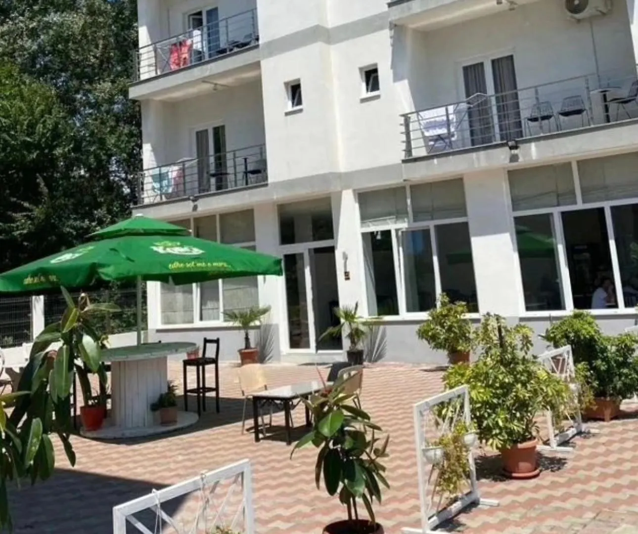Kompleksi Tre Shqiponjat Велипойе